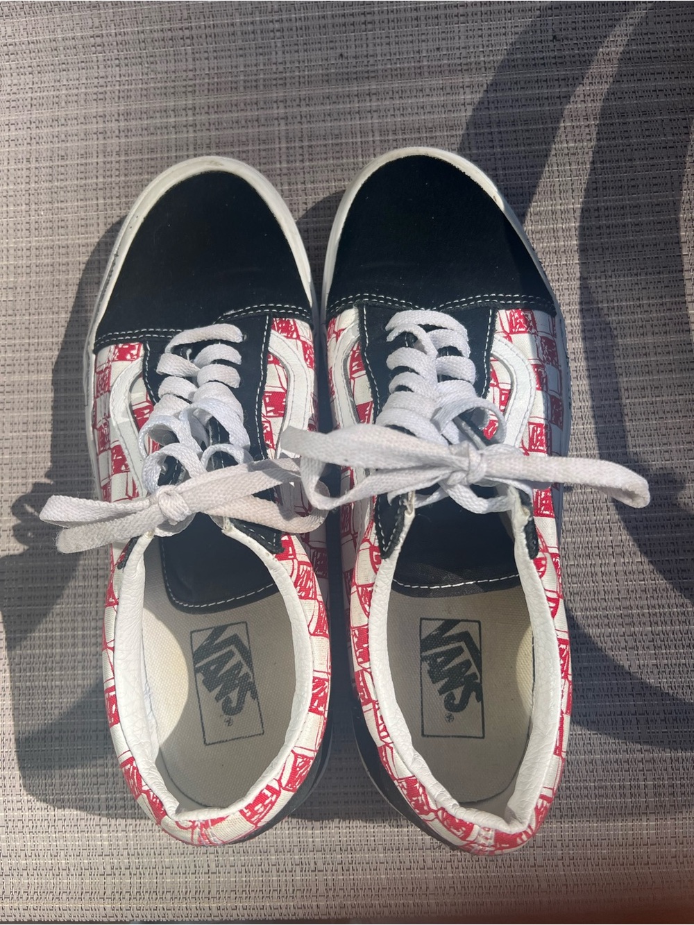 Vans Women's Black, White & Red Low-Top Sneakers Pre Owned Size 10